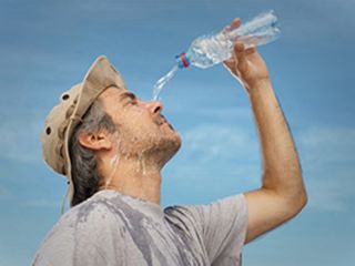 ریختن آب، روی سر مانع گرمازدگی نمی شود