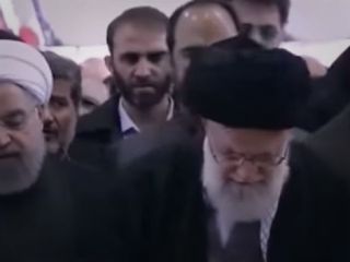 هول شدن بادیگارد های خامنه ای هنگام نماز میت برای رفسنجانی - ویدیو