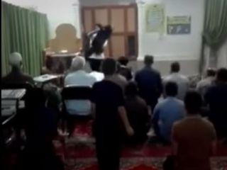 بزی که وسط دعا وارد مسجد شد