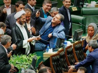 تلگراف: سیاسیون ایرانی پس از سلفی با دیپلمات ارشد اروپایی سرزنش شدند