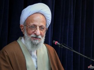 آیت الله مصباح: گاه گفته می شود باید از آمریکا ترسید / یک مشت ترسوی بزدل که با یک «پخ» دشمن عقب نشینی می کنند