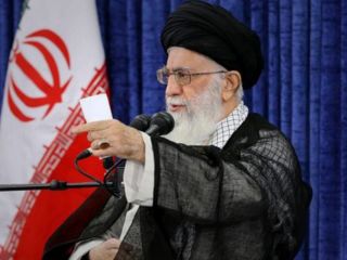 خامنه‌ای: در برابر هر حرکتی علیه برجام عکس‌العمل نشان می‌دهیم.