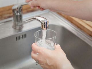 خانم‌ها برای پیشگیری از عفونت ناحیه تناسلی، آب بیشتری بنوشند