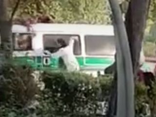 درگیری دختری با گشت ارشاد بخاطر دوستش که بازداشت شده بود