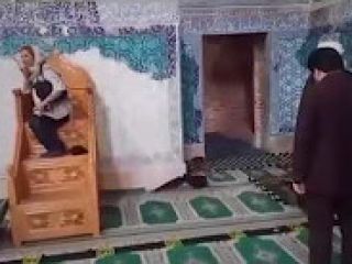 امام جماعت مسجد داره نماز می‌خونه که یهو یه خانم گردشگر خارجی میاد و میره روی منبر میشینه