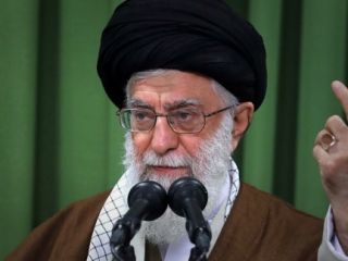 تأکید خامنه‌ای: قدرت دفاعی کشور قابل مذاکره نیست