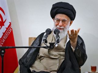 خامنه‌ای: در هر جایی که برای مقابله با کفر و استکبار، نیاز به حضور باشد، کمک می‌کنیم