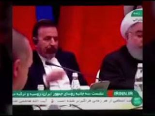 واعظی ،رییس دفتر روحانی در اجلاس سوچی دست در دهان دندان هایش را تمیز می‌کند