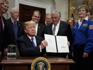 دستور ترامپ به ناسا: برنامه اعزام فضانورد به ماه و مریخ را اجرا کنید