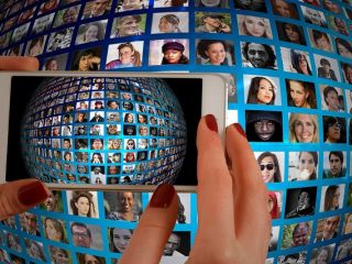 ۱۰ روشی که رسانه ها برای تحت تاثیر قرار دادن باورهای ما استفاده می کنند