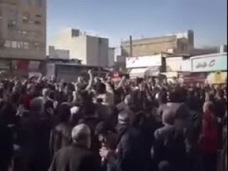 ‫شعار مردم در تظاهرات امروز کرمانشاه : «ملت گدایی می کند آقا خدایی میکند»‬ - ویدیو