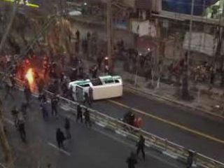 مردم در خیابان ولیعصر تهران، ماشین پلیس را واژگون کردند - ویدیو
