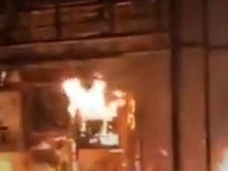 آتش زدن ماشین ها و مراکز نیروی انتظامی در شاهین شهر - ویدیو