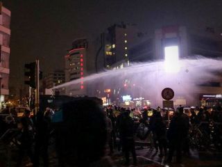 گزارشگر آلمانی: روزنامه‌نگاران خارجی حق نزدیک‌شدن به تظاهرات را ندارند.