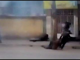 صحنه شلیک ماموران به مردم در تویسرکان وصحنه ایکه مردم زیرگلوله، کشته شدگان را ازصحنه خارج میکنند