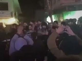 مامور پلیس رو به مردم: سرباز مملکتیم، با اجنبی می جنگیم، نه با شما - ویدیو