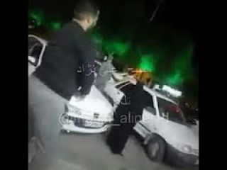 صحنه وحشتناک بازداشت دختری که مردم موفق  به نجات او از دست مامورین نشدند