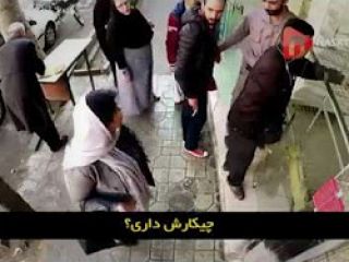 یک ایرانی: من نمیزارم این افغانی نون بگیره!/ (دوربین مخفی جالب و واکنش مردم)