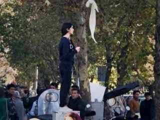 #دختر_خیابان_انقلاب_کجاست؟ سوالی که هزاران بار در توییتر پرسیده شد‌