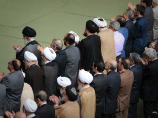 اوضاعِ قَمر در عقرب نظام: یک مُشت «خائن بالقوه» و «حرام‎خواران مسلح» که به ریش نظام می‎خندند!