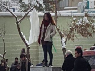 نماینده مجلس: دختران خیابان انقلاب، نتیجه «اشتباه ما» بود