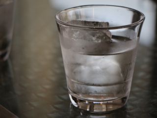 ۲ خطر جدی نوشیدن بیش از حد «آب یخ»