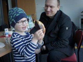 همکاران پدر کودک مبتلا به سرطان، پول اضافه‌کاری خود را به او دادند