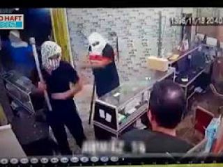 حمله با قمه و تبر به موبایل‌فروشی در اهواز - ویدیو