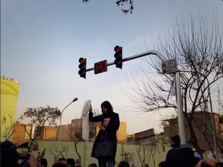 یکی دیگر از «دختران خیابان انقلاب» حجاب خود را برداشت و دستگیر شد - ویدیو و عکس