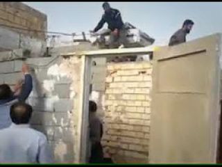 خراب کردن خانه یک بدبخت روی سر زن و بچه هایش در بندر ماهشهرتوسط شهرداری