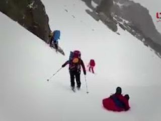صحنه های باورنکردنی از انتقال اجساد مسافران هواپیما با اسکی در شیارهای خطرناک کوه - ویدیو