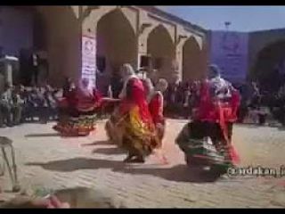 امام جمعه میبد بازی محلی زنان گیلانی در جشنواره میبد رو تحمل نمیکنه و مراسم رو ترک میکنه!