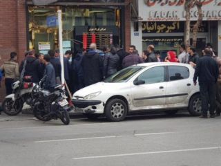 صف بلند خریداران ارز در مقابل صرافی‌های تهران