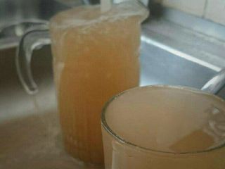 وضعیت آب آشامیدنی در مناطق زلزله زده کرمانشاه! آیا مسئولان کشور حاضرند از این آب استفاده کنند؟ ویدیو