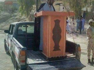 عکس روز : امام جماعت سیار هم از راه رسید!