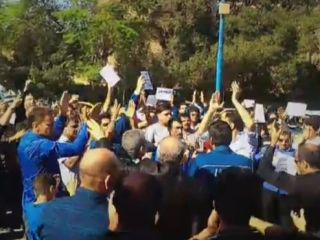 تجمع مقابل استانداری خوزستان در اعتراض به 'بازداشت شبانه' کارگران