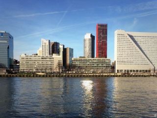 گشت و گذار در شهری با معماری نوین.