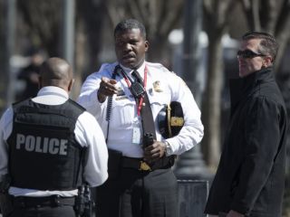 مردی با توسل به «سلاح دست‌ساز» خود را در مقابل کاخ سفید مضروب کرد