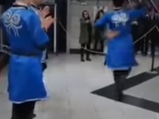 گروه رقص محلی زنجان دیروز در یکی از ایستگاه های مترو تهران - ویدیو