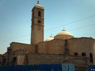 آوارگان عراقی نسخ خطی نجات یافته از دست داعش را مرمت می‌کنند.