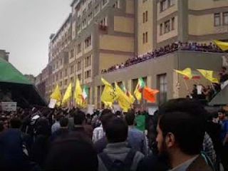 ویدیوهایی از تجمع دانشجویان پلی‌تکنیک در اعتراض به احکام سنگین و بازداشت دانشجویان /  بسیج هم وارد شده و در حال بر هم زدن اعتراض‌هاست