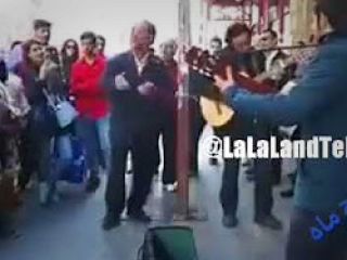 آوازخوانی شنیدنی یک رهگذر ایرانی با آهنگ یک گروه موزیک خیابانی در ترکیه