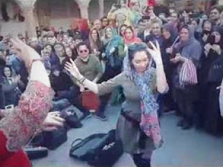رقص و شادی گروهی از خانمهای ایرانی