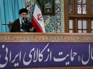 خبرنگار روزنامه ایران به خامنه ای: یک نشست خبری در مورد آزادی مورد ادعای خود برگزار کنید