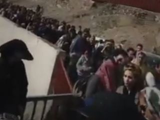 اینها آوارگان سوری نیستند، مسافران ایرانی در مرز رازی به ترکیه هستند که برای چند روز آزادی اینگونه لحظه شماری میکنند- ویدیو