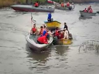 درگیری مامورهای مرزبانی با مسافرکشی قایق ها در بندر انزلی - ویدیو