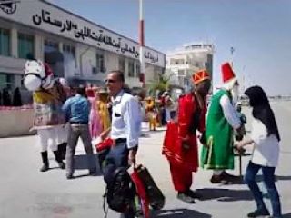 مراسم استقبال با رقص و موسیقی از مسافران نوروزی در فرودگاه لار , استان فارس
