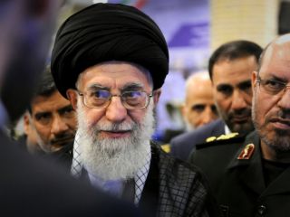 مشاور خامنه‌ای: احمدی‌نژاد را مثل درب مسجد نمی‌توان سوزاند