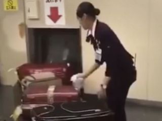 کارمندان فرودگاه‌های ژاپن این‌گونه با چمدان‌های مسافران رفتار می‌کنند