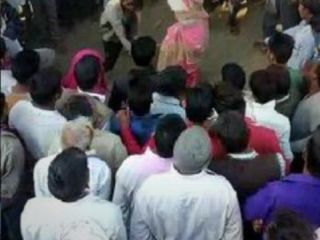 مرد هندی همسرش را به جرم خیانت در ملاءعام به درخت بست و شلاق زد+ ویدیو